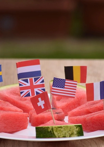 Vandmelon med med forskellige landes flag i