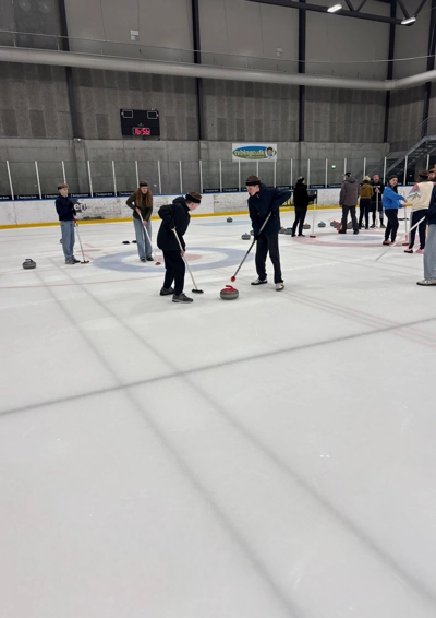 Med Ungdomsskolen på curlingbane