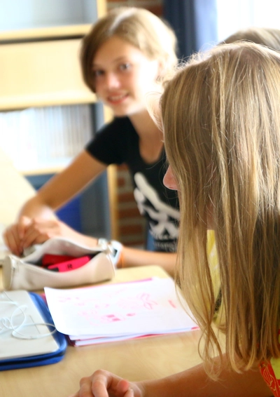 Elever der arbejder omkring en computer