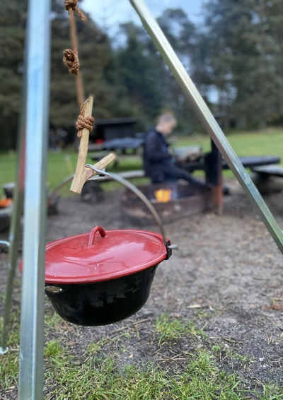 Mad i gryde over bål