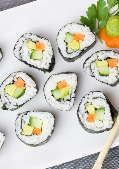 Tallerken med sushi og spisepinde