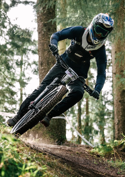 Billede af deltaget på mountainbike i en skov