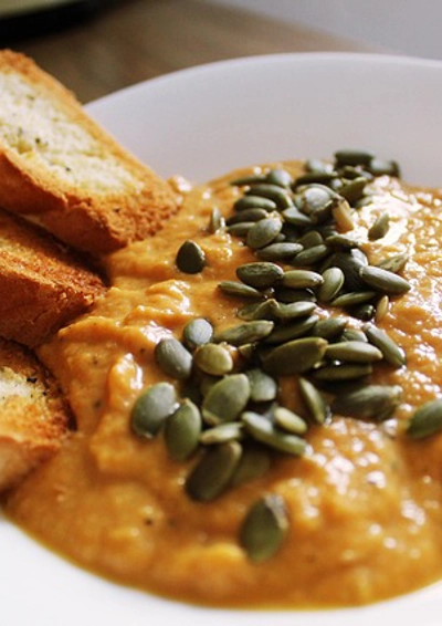 billede af en tallerken med Dahl og brød