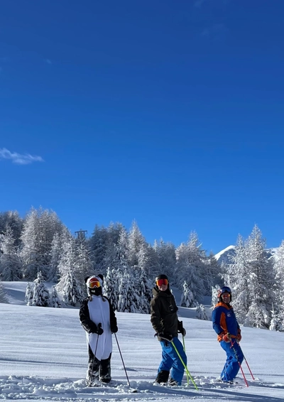 Tre mennesker på ski