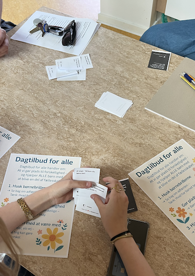Billede af deltagere som sidder med spørgsmål de stiller hinanden vedr. dagtilbud.