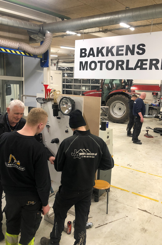 drenge der arbejder på en scooter