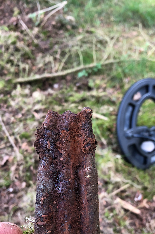 Billede af en metaldetektor og et fund