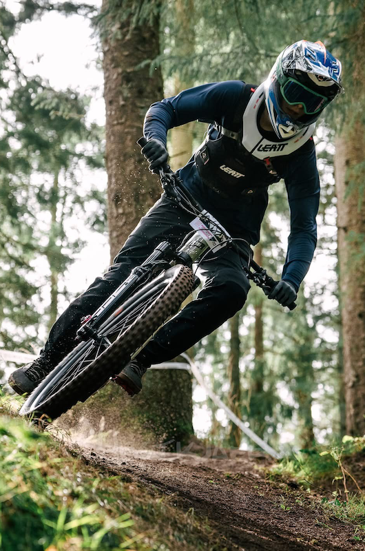 Billede af deltaget på mountainbike i en skov