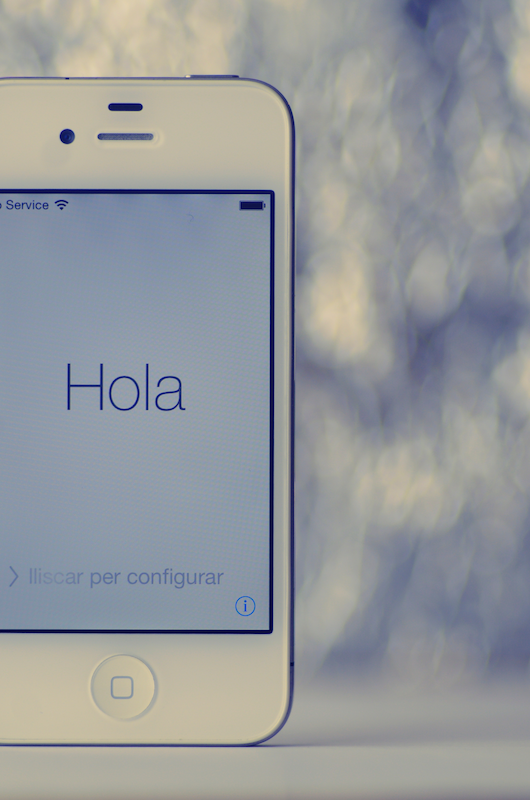 Billede af en telefon hvorpå der står Hola