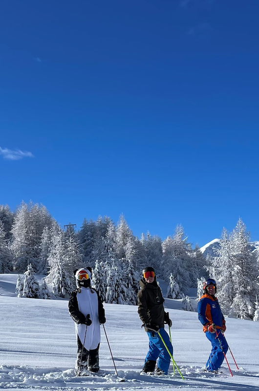 Tre mennesker på ski
