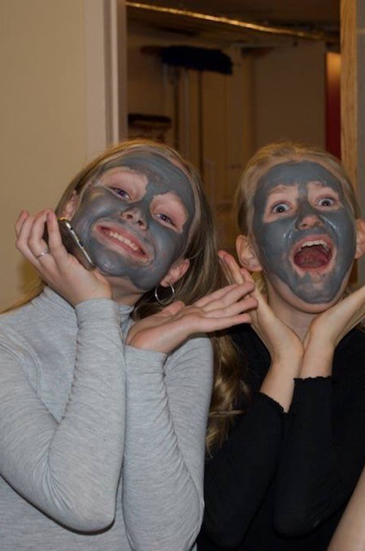 piger med ansigtsmaske
