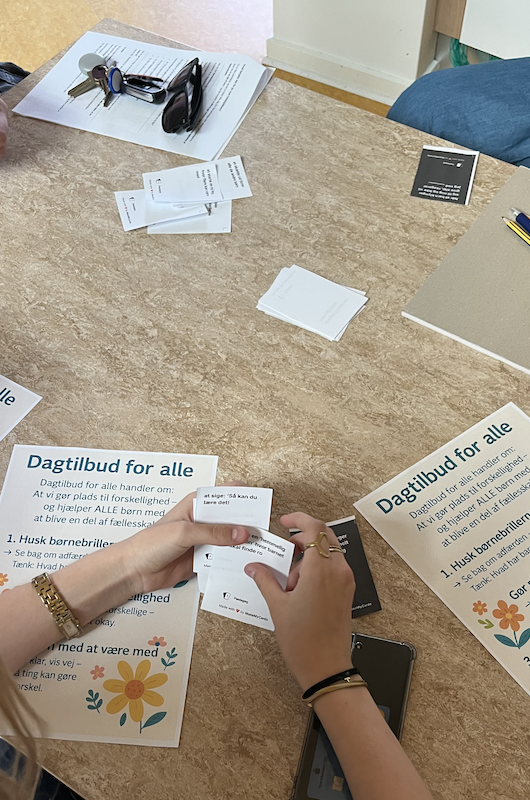 Billede af deltagere som sidder med spørgsmål de stiller hinanden vedr. dagtilbud.